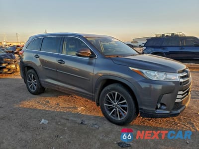 Czwarte zdjęcie samochodu z boku: 2018 TOYOTA HIGHLANDER SE VIN:5TDJZRFH5JS497928 - miniatura