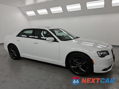 Czwarte zdjęcie samochodu z boku: 2023 CHRYSLER 300 S VIN:2C3CCABGXPH637038 - miniatura