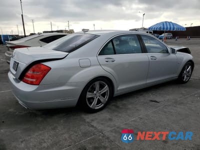 Trzecie zdjęcie samochodu z tyłu: 2012 MERCEDES-BENZ S 550 VIN:WDDNG7DBXCA460485 - miniatura