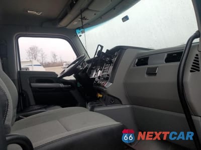 Piąte zdjęcie samochodu w środku: 2022 KENWORTH T680 SEMI TRUCK VIN:1XKYD49X9NJ478065 - miniatura