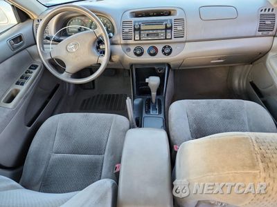 Zdjęcie 8 z 14 samochodu: 2004 TOYOTA CAMRY LE VIN:4T1BF32K44U073065 - miniatura
