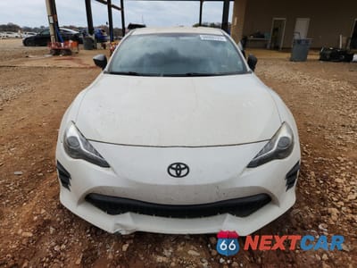 Piąte zdjęcie samochodu w środku: 2017 TOYOTA 86 BASE VIN:JF1ZNAA12H8711417 - miniatura