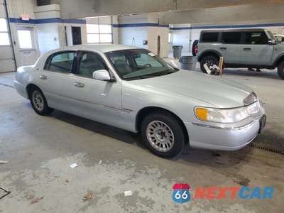 Czwarte zdjęcie samochodu z boku: 2000 LINCOLN TOWN CAR CARTIER VIN:1LNHM83W1YY869365 - miniatura