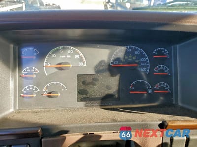 Zdjęcie 8 z 10 samochodu: 2015 VOLVO VNL SEMI TRUCK VIN:4V4NC9EH6FN925088 - miniatura