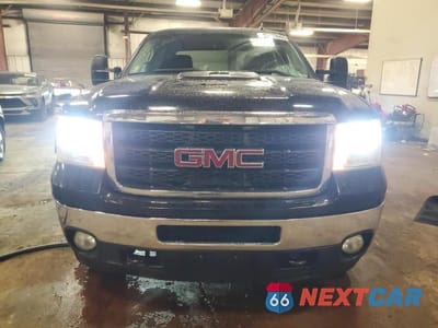 Piąte zdjęcie samochodu w środku: 2011 GMC SIERRA K2500 SLT VIN:1GT121C82BF113664 - miniatura