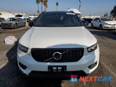 Piąte zdjęcie samochodu w środku: 2020 VOLVO XC40 T5 R-DESIGN VIN:YV4162UM1L2246315 - miniatura