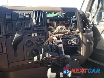 Zdjęcie 9 z 10 samochodu: 2017 VOLVO VNL SEMI TRUCK VIN:4V4N39TG5HN988079 - miniatura