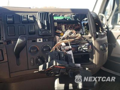 Zdjęcie 9 z 10 samochodu: 2017 VOLVO VNL SEMI TRUCK VIN:4V4N39TG5HN988079 - miniatura