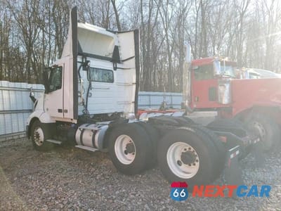 Trzecie zdjęcie samochodu z tyłu: 2023 VOLVO VN VNL - semi truck VIN:4V4NC9EH7PN329442 - miniatura