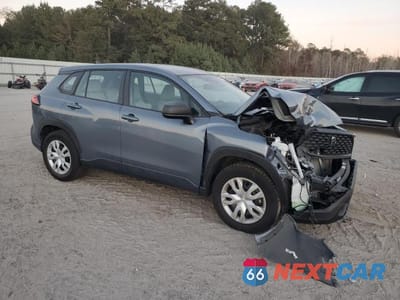 Czwarte zdjęcie samochodu z boku: 2023 TOYOTA COROLLA CROSS L VIN:7MUAAAAG2PV071829 - miniatura