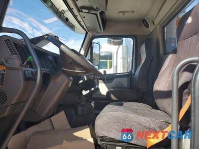 Piąte zdjęcie samochodu w środku: 2017 VOLVO VNL SEMI TRUCK VIN:4V4N39TG5HN988079 - miniatura
