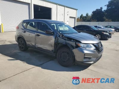 Czwarte zdjęcie samochodu z boku: 2018 NISSAN ROGUE S VIN:KNMAT2MV6JP579775 - miniatura