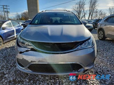 Piąte zdjęcie samochodu w środku: 2017 CHRYSLER PACIFICA TOURING L VIN:2C4RC1BG6HR771028 - miniatura