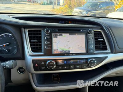 Piąte zdjęcie samochodu w środku: 2018 TOYOTA HIGHLANDER SE VIN:5TDJZRFH5JS556444 - miniatura