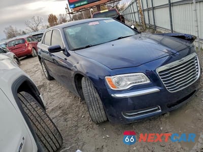 Czwarte zdjęcie samochodu z boku: 2014 CHRYSLER 300 VIN:2C3CCAAG4EH354469 - miniatura