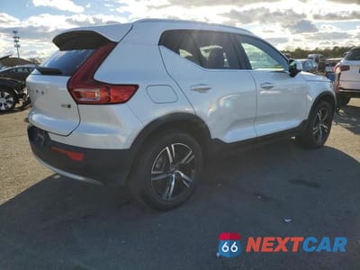 Trzecie zdjęcie samochodu z tyłu: 2025 VOLVO XC40 CORE VIN:YV4L12UJXS2542901 - miniatura