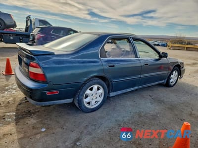 Trzecie zdjęcie samochodu z tyłu: 1995 HONDA ACCORD EX VIN:1HGCE6660SA012824 - miniatura