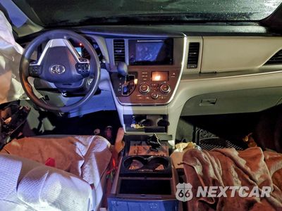 Zdjęcie 8 z 14 samochodu: 2017 TOYOTA SIENNA LE VIN:5TDKZ3DC6HS860594 - miniatura