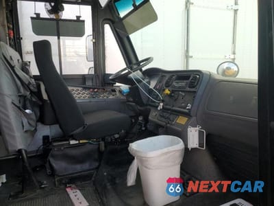 Piąte zdjęcie samochodu w środku: 2007 FREIGHTLINER CHASSIS B2B VIN:4UZABRCS67CX53732 - miniatura