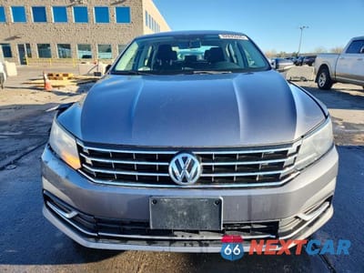 Piąte zdjęcie samochodu w środku: 2018 VOLKSWAGEN PASSAT S VIN:1VWAA7A37JC017166 - miniatura