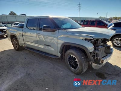 Czwarte zdjęcie samochodu z boku: 2024 TOYOTA TUNDRA CREWMAX SR5 VIN:5TFLA5EC5RX023305 - miniatura