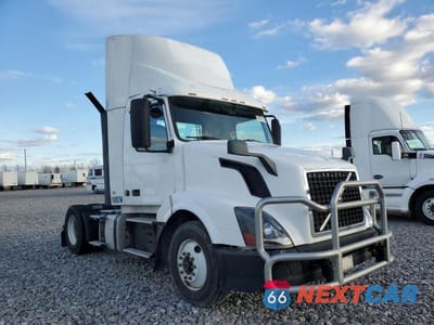 2018 VOLVO VNL SEMI TRUCK 4V4N39TG6JN892841 - główne zdjęcie licytacji z USA - miniatura