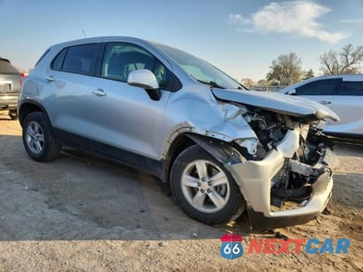 Czwarte zdjęcie samochodu z boku: 2022 CHEVROLET TRAX LS VIN:KL7CJNSM3NB545187 - miniatura