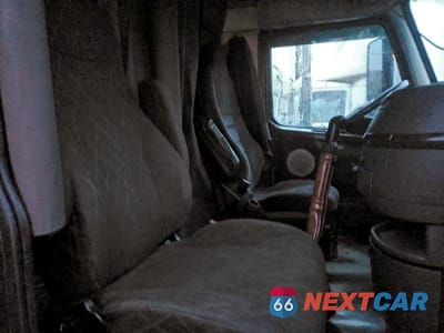 Zdjęcie 10 z 12 samochodu: 2016 VOLVO VNL SEMI TRUCK VIN:4V4NC9TK6GN958205 - miniatura