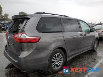Trzecie zdjęcie samochodu z tyłu: 2018 TOYOTA SIENNA XLE VIN:5TDYZ3DC1JS912231 - miniatura