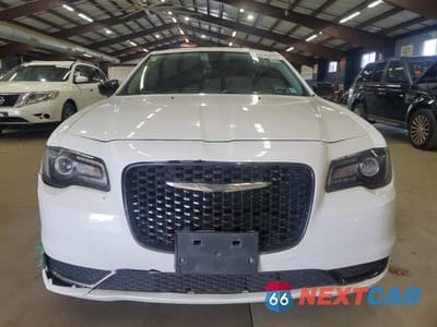 Piąte zdjęcie samochodu w środku: 2018 CHRYSLER 300 TOURING VIN:2C3CCAAG0JH308146 - miniatura