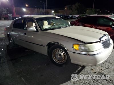 Czwarte zdjęcie samochodu z boku: 1999 LINCOLN TOWN CAR CARTIER VIN:1LNHM83W7XY691721 - miniatura