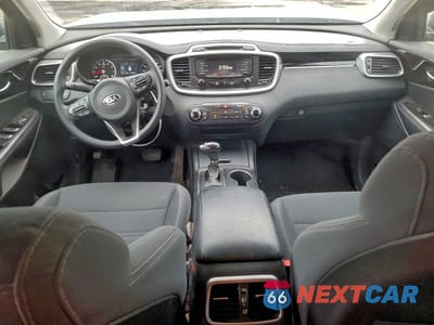 Zdjęcie 8 z 11 samochodu: 2016 KIA SORENTO LX VIN:5XYPG4A34GG081289 - miniatura