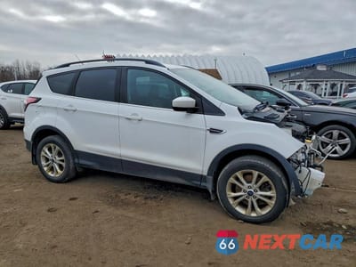 Czwarte zdjęcie samochodu z boku: 2018 FORD ESCAPE SE VIN:1FMCU9GDXJUA74949 - miniatura
