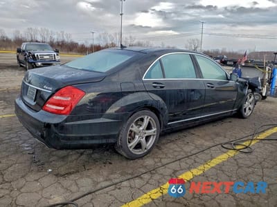 Trzecie zdjęcie samochodu z tyłu: 2013 MERCEDES-BENZ S 550 4MATIC VIN:WDDNG9EB3DA534437 - miniatura