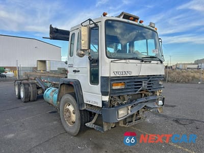 1997 VOLVO ROLL-OFF CONTAINER TRUCK 4VM2CKFD9VR476731 - główne zdjęcie licytacji z USA - miniatura