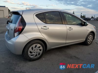 Trzecie zdjęcie samochodu z tyłu: 2016 TOYOTA PRIUS C VIN:JTDKDTB3XG1134296 - miniatura