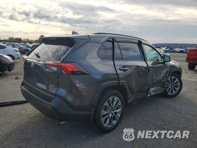 Trzecie zdjęcie samochodu z tyłu: 2019 TOYOTA RAV4 XLE PREMIUM VIN:JTMA1RFVXKJ010606 - miniatura