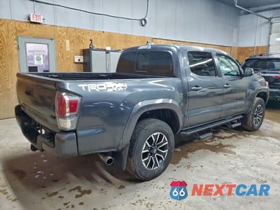Trzecie zdjęcie samochodu z tyłu: 2022 TOYOTA TACOMA TRD SPORT VIN:3TMCZ5AN4NM532799 - miniatura
