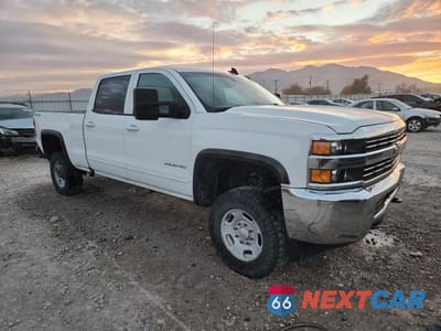 Czwarte zdjęcie samochodu z boku: 2017 CHEVROLET SILVERADO K2500 HEAVY DUTY LT VIN:1GC1KVEG9HF173803 - miniatura