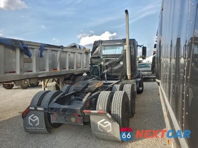 Czwarte zdjęcie samochodu z boku: 2014 VOLVO VNL SEMI TRUCK VIN:4V4NC9EG3EN161898 - miniatura