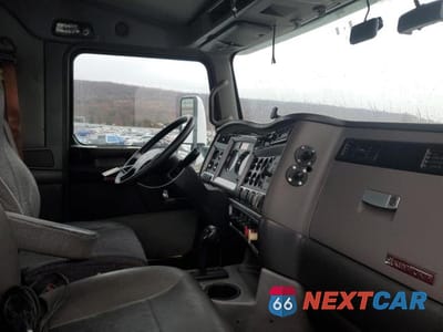 Piąte zdjęcie samochodu w środku: 2013 KENWORTH T660 SEMI TRUCK VIN:1XKAA48X2DJ354794 - miniatura