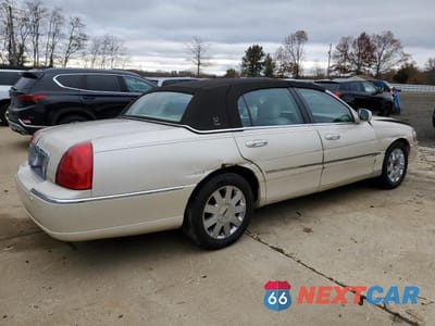 Trzecie zdjęcie samochodu z tyłu: 2003 LINCOLN TOWN CAR CARTIER VIN:1LNHM83W23Y619173 - miniatura