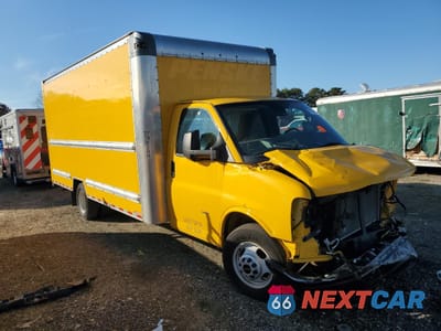 Czwarte zdjęcie samochodu z boku: 2022 GMC SAVANA G3500 - BOX TRUCK VIN:7GZ37TC76NN003369 - miniatura