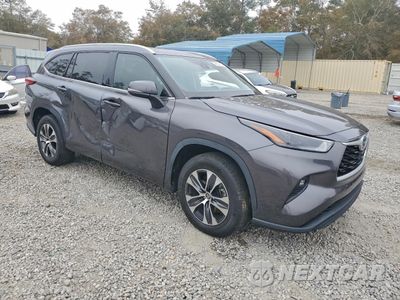 Czwarte zdjęcie samochodu z boku: 2022 TOYOTA HIGHLANDER HYBRID XLE VIN:5TDGARAH1NS515503 - miniatura