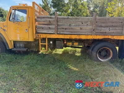 Trzecie zdjęcie samochodu z tyłu: 1987 INTERNATIONAL 1954 FLATBED TRUCK VIN:1HTLDTVNXHH472598 - miniatura