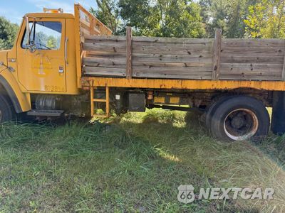 Trzecie zdjęcie samochodu z tyłu: 1987 INTERNATIONAL 1954 FLATBED TRUCK VIN:1HTLDTVNXHH472598 - miniatura
