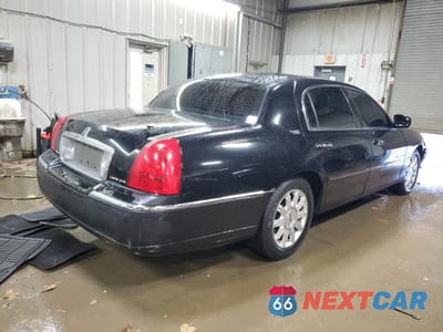 Trzecie zdjęcie samochodu z tyłu: 2010 LINCOLN TOWN CAR SIGNATURE LIMITED VIN:2LNBL8CV5AX750787 - miniatura