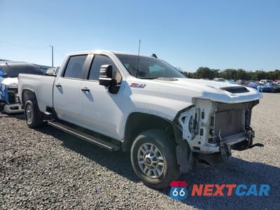 Czwarte zdjęcie samochodu z boku: 2024 CHEVROLET SILVERADO K2500 HEAVY DUTY VIN:1GC4YLE78RF382810 - miniatura