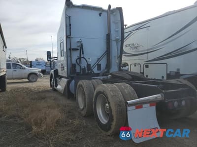 Trzecie zdjęcie samochodu z tyłu: 2023 KENWORTH T680 SEMI TRUCK VIN:1XKYD49X7PJ256627 - miniatura