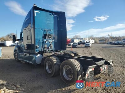 Trzecie zdjęcie samochodu z tyłu: 2020 KENWORTH T680 SEMI TRUCK VIN:1XKYDP9X3LJ379420 - miniatura
